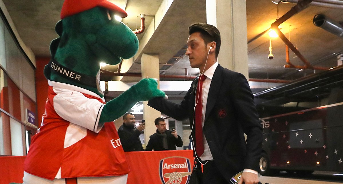 Özil paga salário à mascote do Arsenal, que estava em layoff, para regressar ao clube