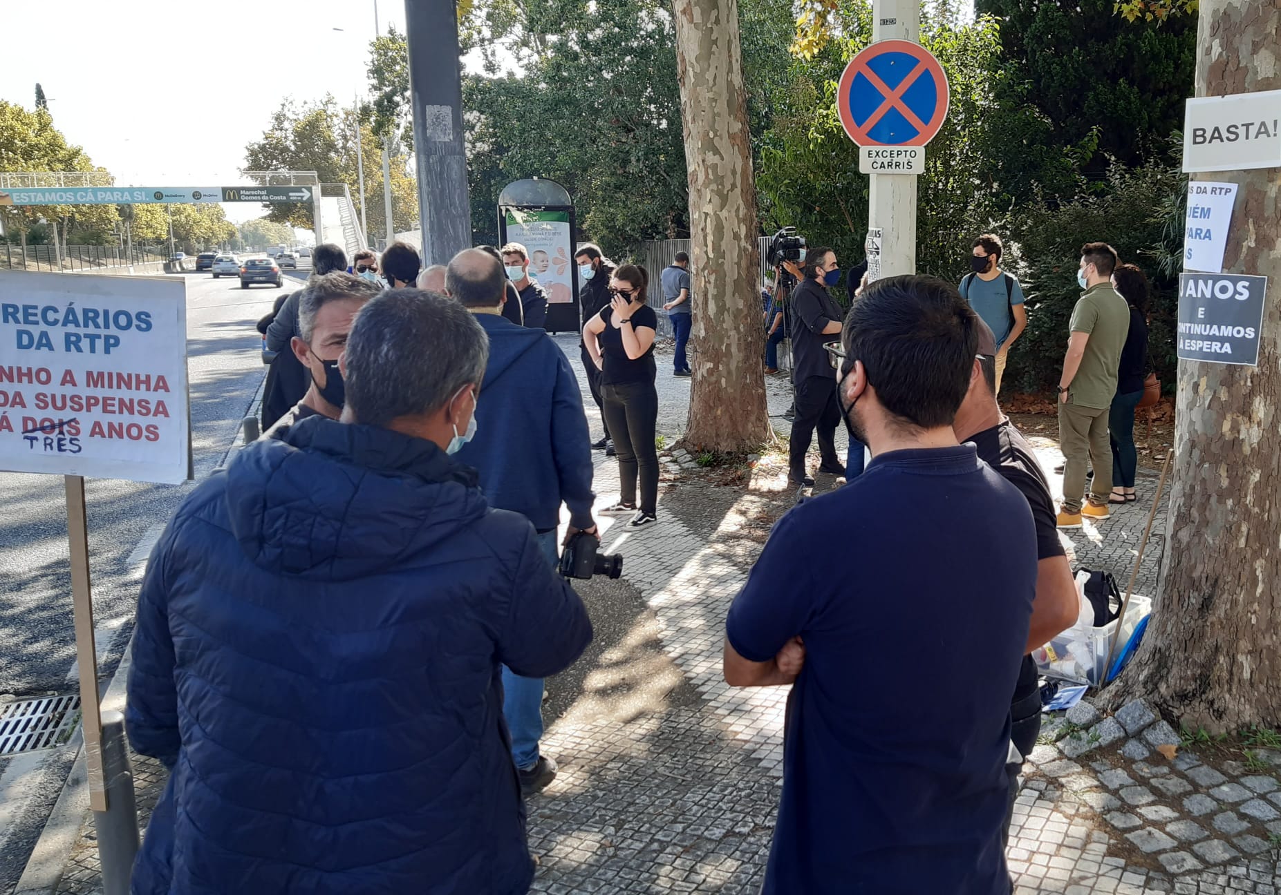 Grupo de Trabalhadores Precários da RTP manifestou-se à porta da empresa esta quinta-feira