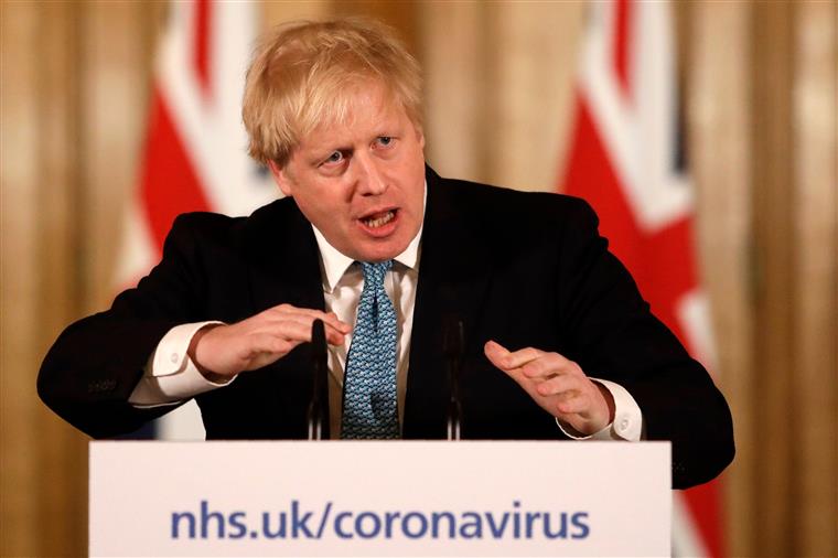 Em isolamento, Boris Johnson diz estar “muito bem”