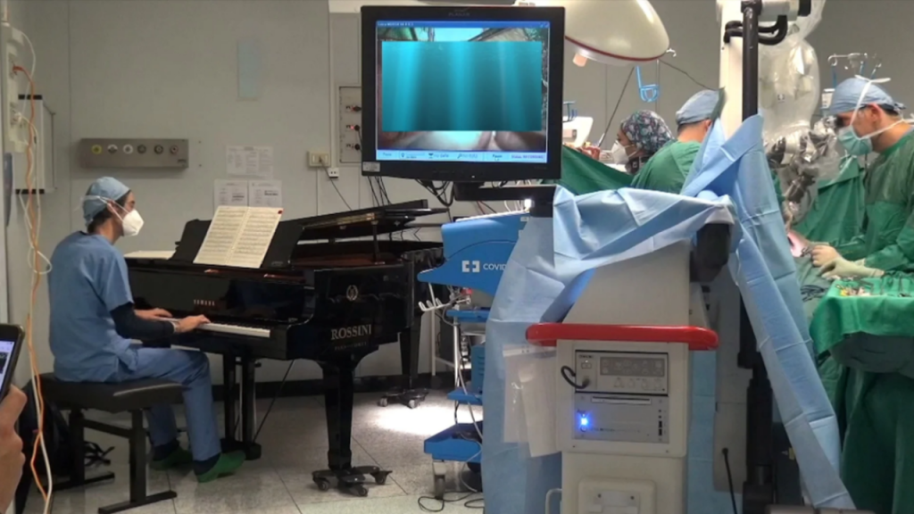 Menino de 10 anos foi operado a tumor duplo… e teve direito a pianista