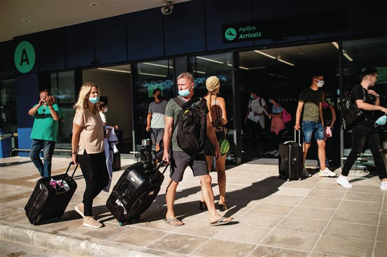 Quem viajar para os Açores de avião vai ter de mostrar resultado negativo do teste à covid-19 antes do embarque