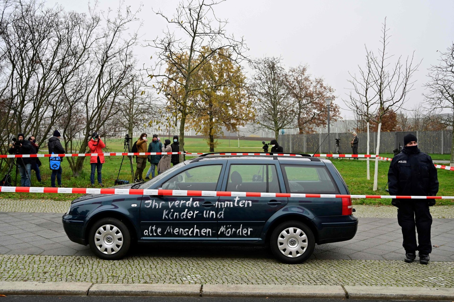 Berlim. Carro vai contra portão de Angela Merkel