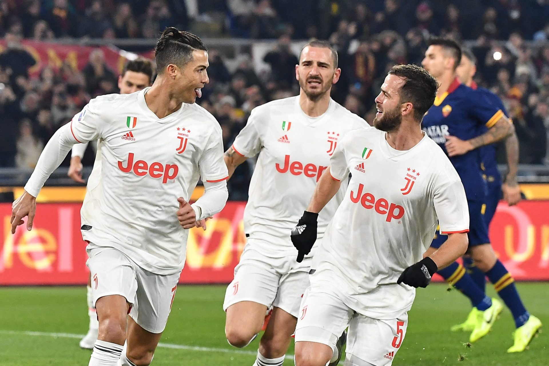 Juventus vence Roma e lidera isolada a Liga italiana