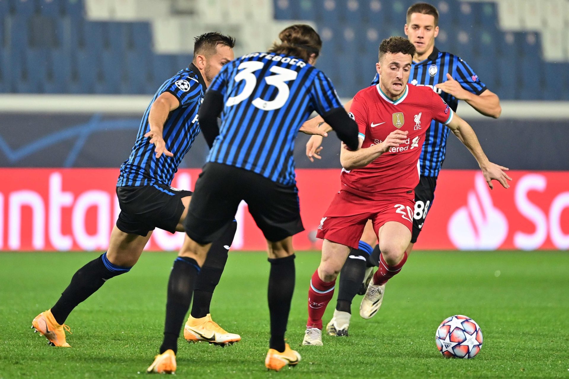 Champions. Jota faz hat-trick na goleada (0-5) do Liverpool sobre a Atalanta