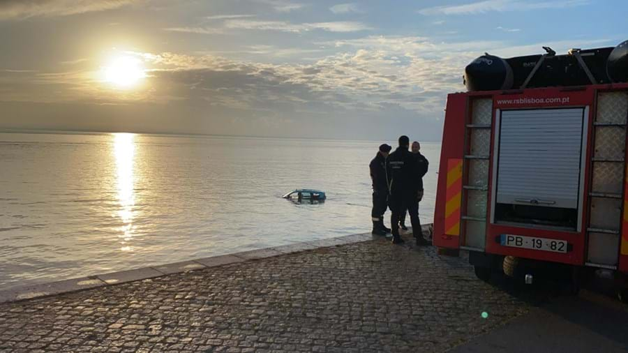 Táxi caiu ao rio Tejo em Lisboa