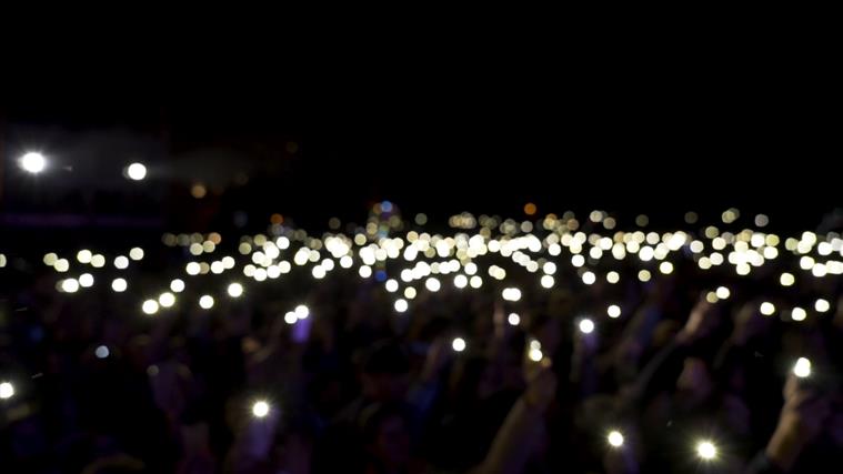 Alunos universitários fazem protesto na Alameda da Universidade por mais iluminação no campus