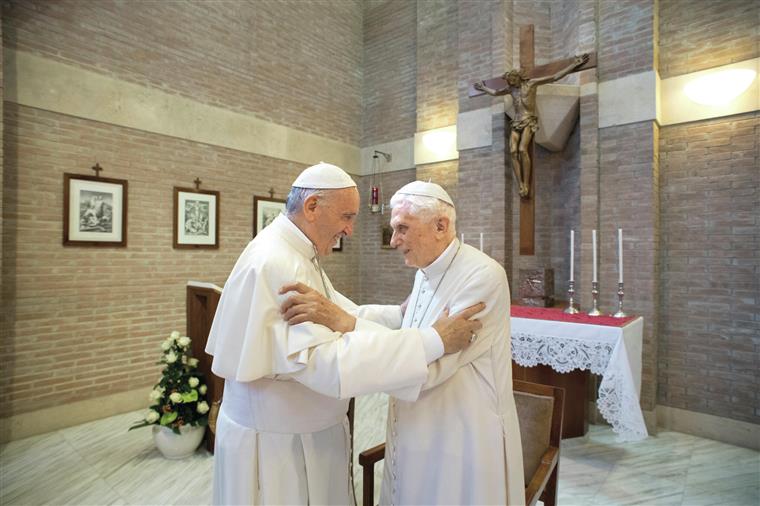 Mal-entendido ou golpe? A história do livro polémico de Bento XVI