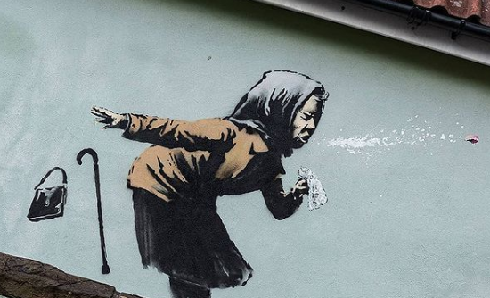 Mural de mulher a espirrar no Reino Unido é da autoria de Banksy