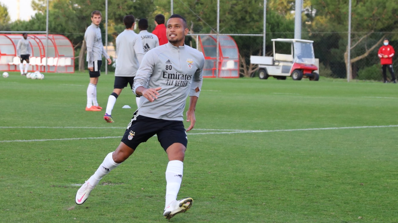 Diagnóstico pós-covid leva jogador do Benfica B a suspender atividade desportiva