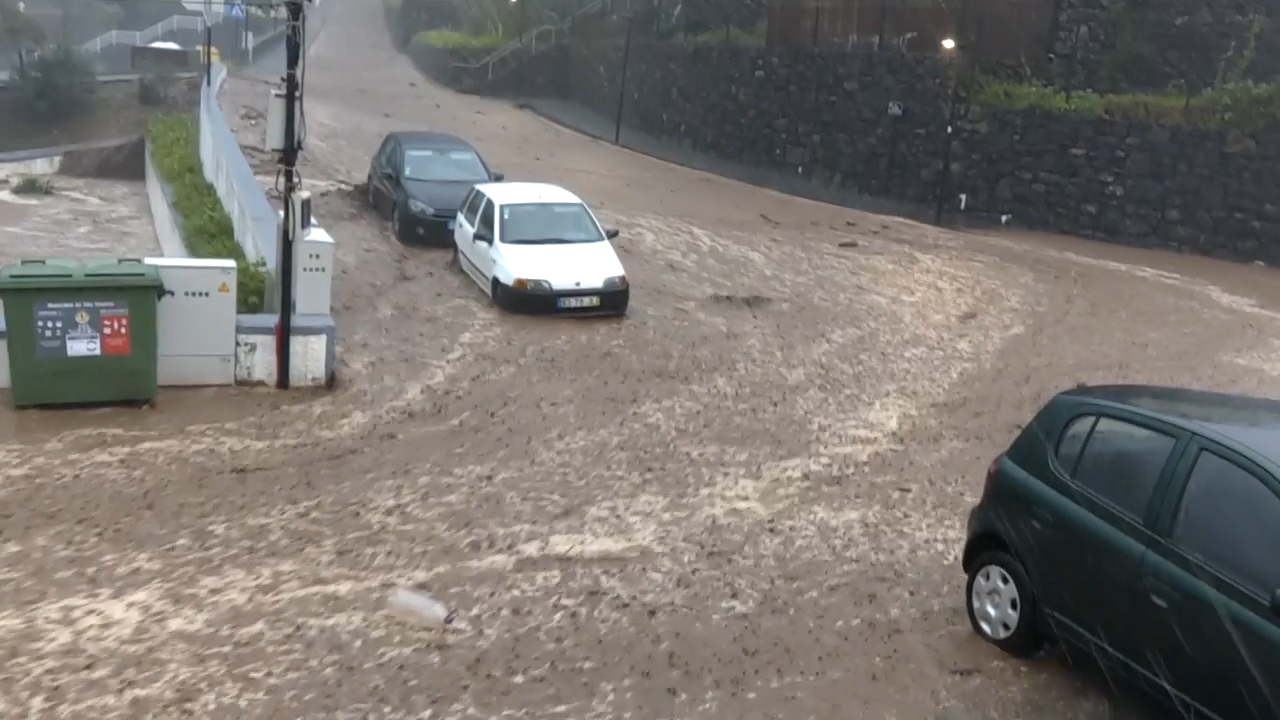 Chuva e inundações na Madeira marcam dia de Natal: Situação é “catastrófica”