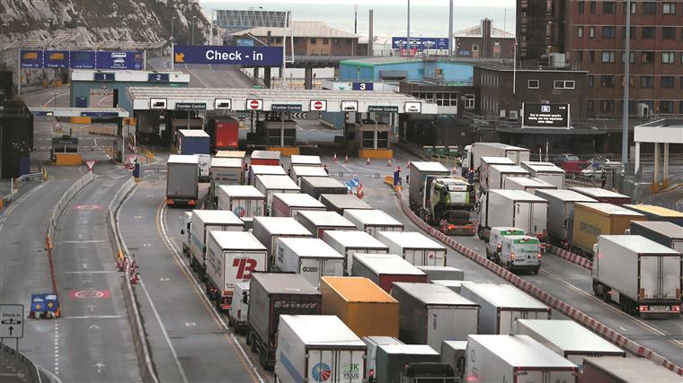 Camionistas portugueses devem passar a fronteira de Dover ao final do dia