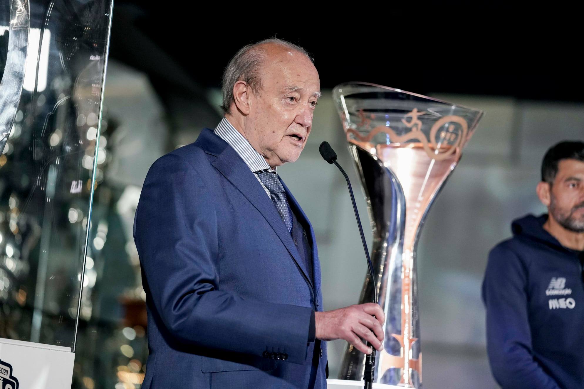 Pinto da Costa recebe Supertaça e elogia treinador e plantel