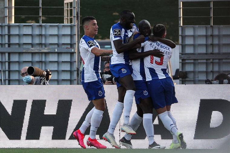 Vitória de Guimarães recebe FC Porto para último jogo do ano