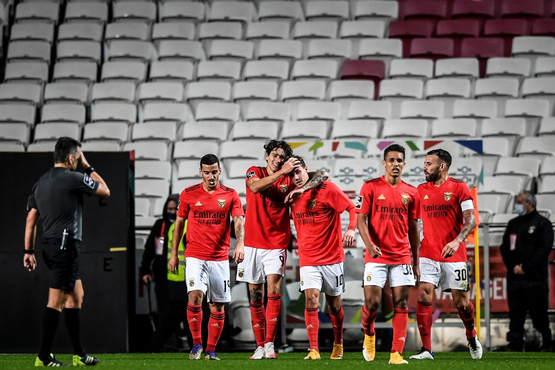 Campeonato. Benfica vence Paços de Ferreira com reviravolta e isola-se no segundo lugar