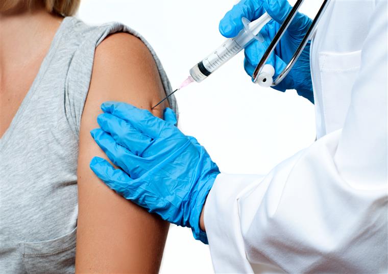 Vacina para coronavírus começa a ser testada em 40 dias