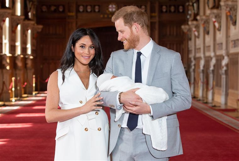 Harry e Meghan Markle deixam de ser “membros sénior” da família real