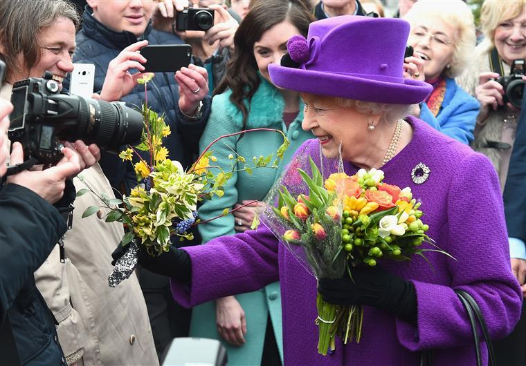Rainha Isabel II reage a afastamento de Harry e Meghan Markle da família real
