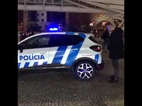 Homem filmado a urinar contra carro da PSP | VÍDEO