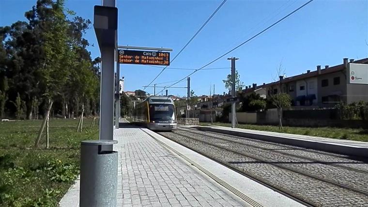 Metro atropela criança e adulto em Gondomar