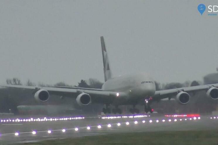 Ao comando do Airbus A380 que ‘aterrou de lado’ em Londres estava um piloto português