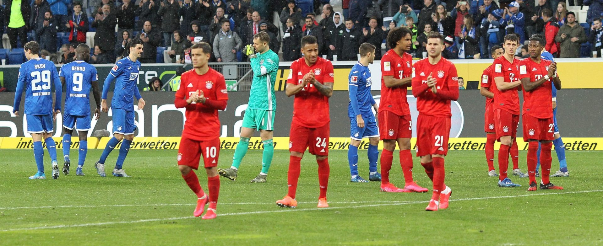 Hoffenheim-Bayern após insultos de adptos. Jogadores passam bola de uns para os outros em protesto