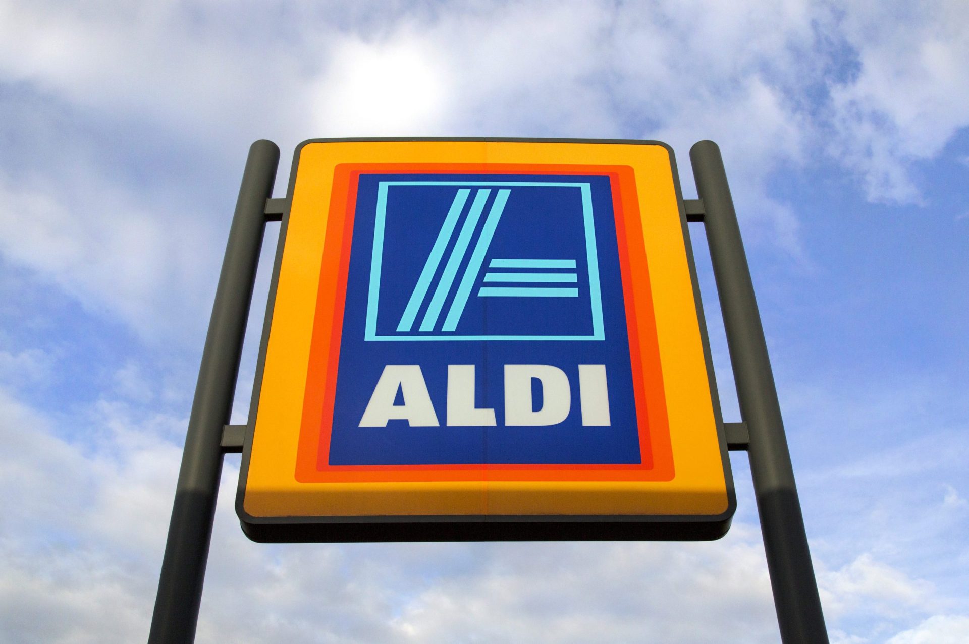 Aldi alerta clientes para presença de vidro dentro de frasco de alimentos