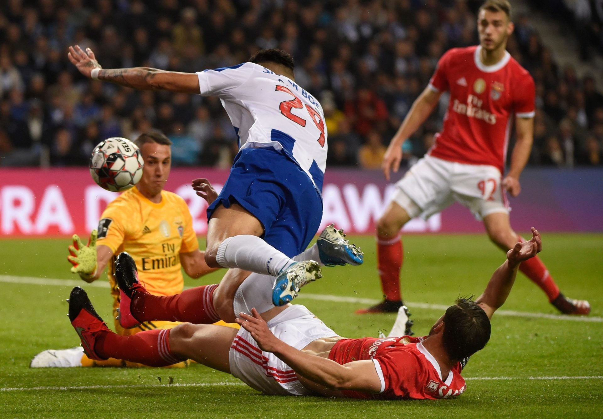 Benfica critica arbitragem do Clássico frente ao FC Porto e pede “árbitros estrangeiros”