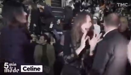 Carla Bruni gera polémica após fingir tossir e dizer que não tem medo da Covid-19 | Vídeo