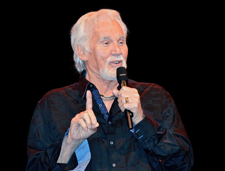 Kenny Rogers, vencedor de três Grammys, morre aos 81 anos