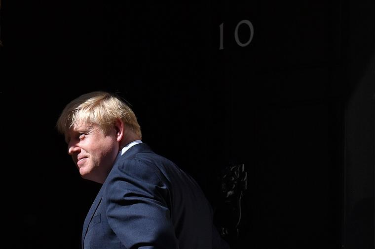 Reino Unido. Com 335 mortes por covid-19, Boris Johnson ordena aos britânicos que fiquem em casa