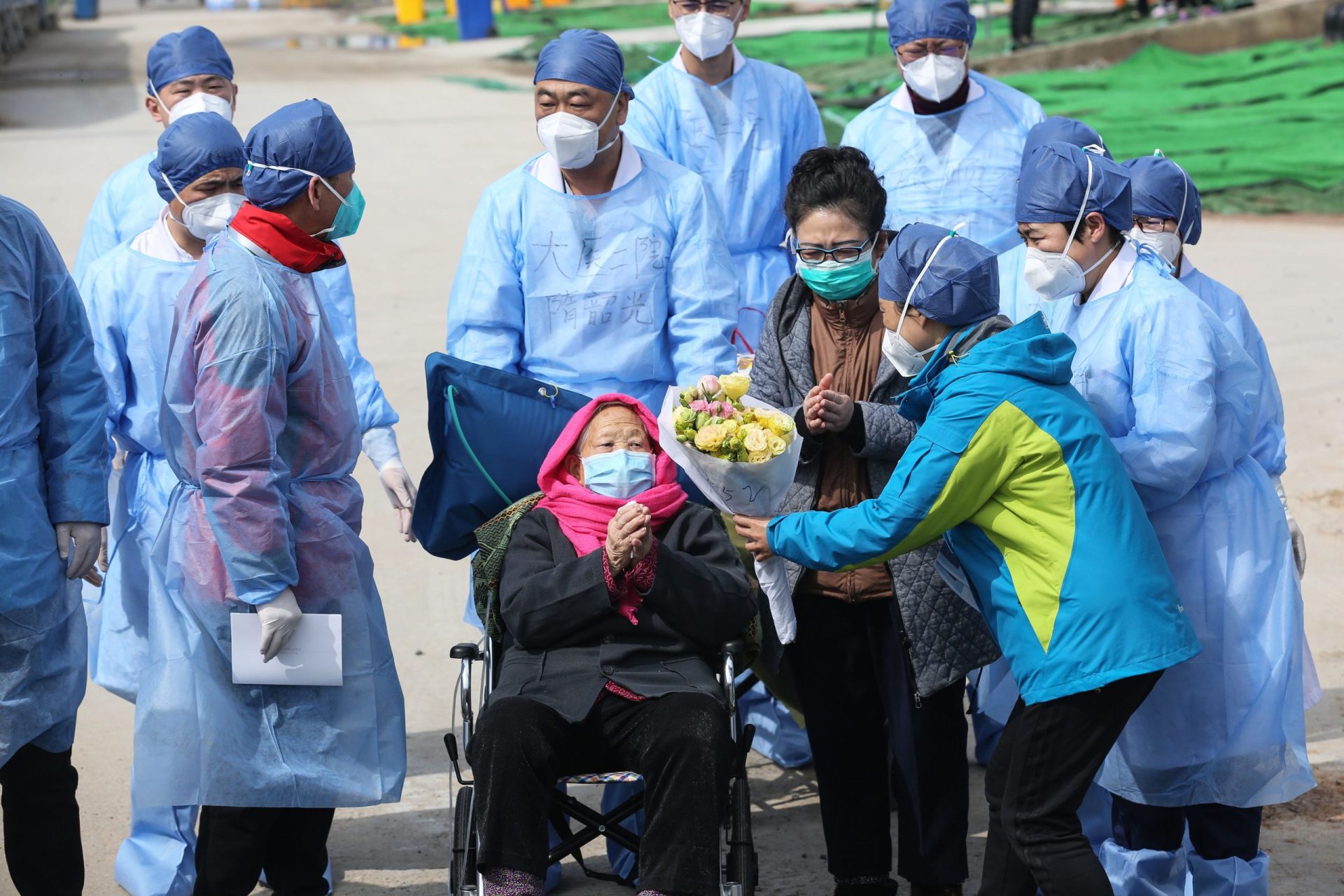 China. Mulher de 98 anos infetada com coronavírus é a paciente mais velha a estar curada