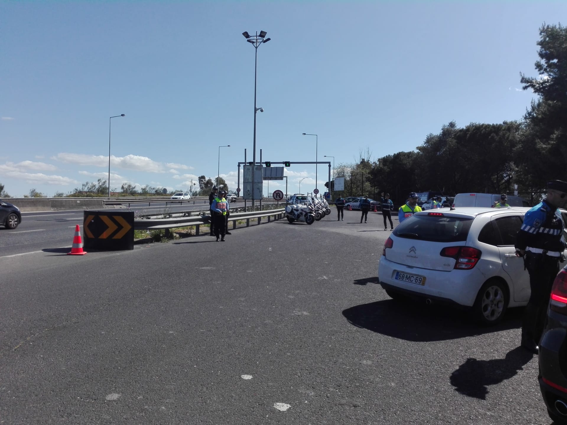 PSP faz controlo de carros junto à Ponte 25 de Abril. Há quilómetros de fila | VÍDEO