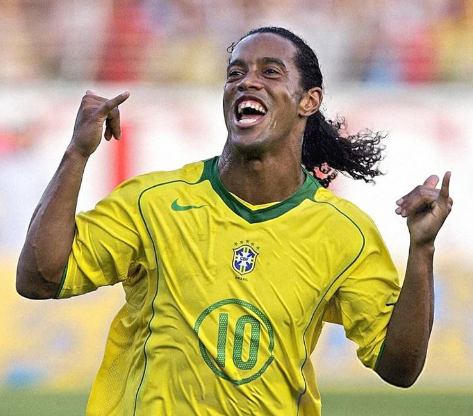 Ronaldinho Gaúcho filmado a jogar futevolei na prisão