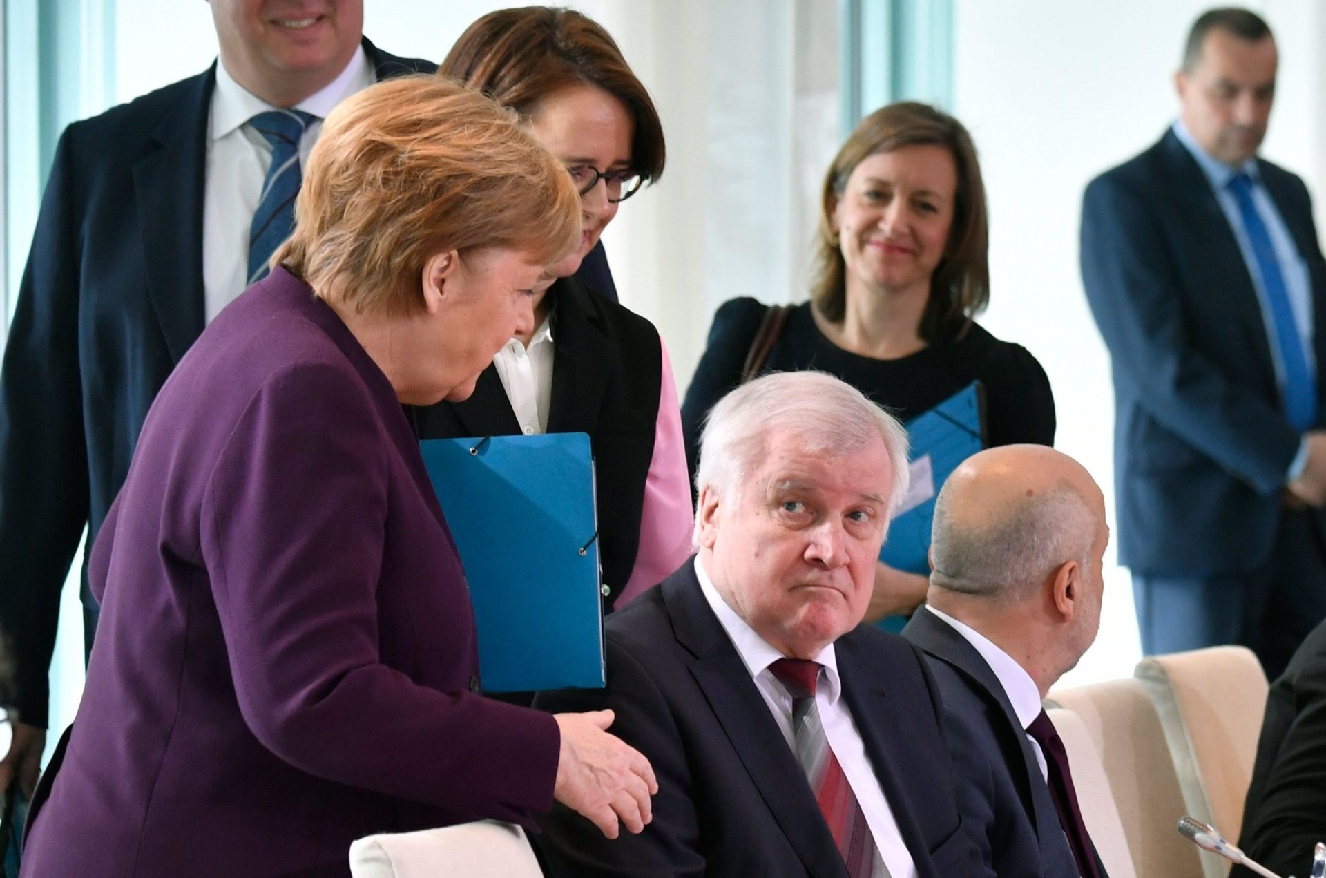 Merkel estende a mão a ministro que recusa cumprimentá-la devido a coronavírus | VÍDEO