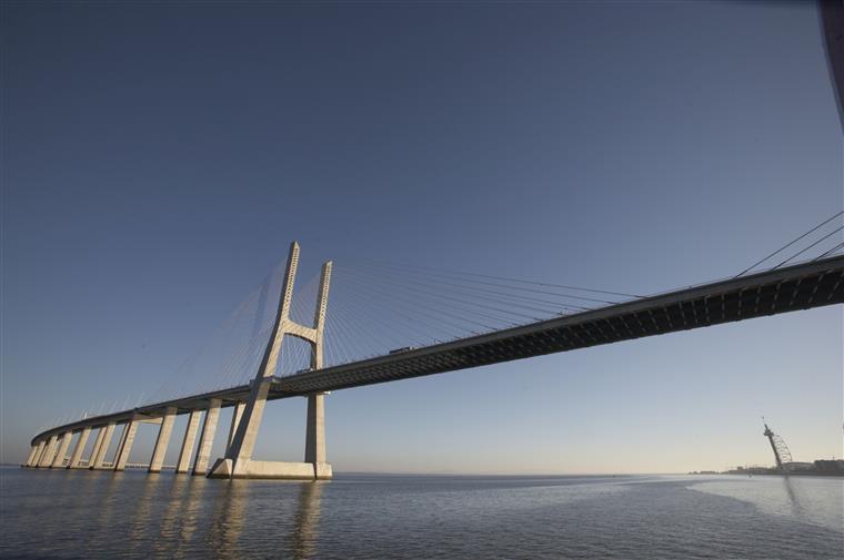 Circulação na Ponte Vasco da Gama cortada após incêndio em carro