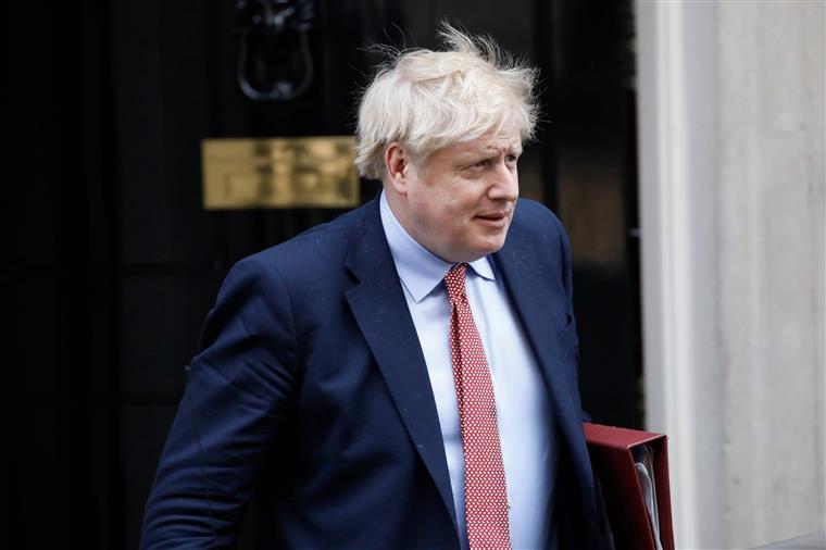 Após sair dos cuidados intensivos, Boris Johnson já consegue dar “passeios curtos”