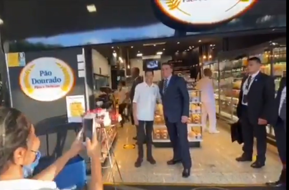 Bolsonaro volta a gerar polémica após abraçar e tirar fotografias em padaria  | Vídeo