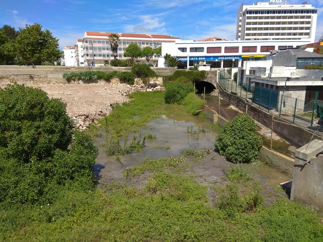 Esgoto a céu aberto corre para a Ribeira das Marianas e desagua na Praia de Carcavelos