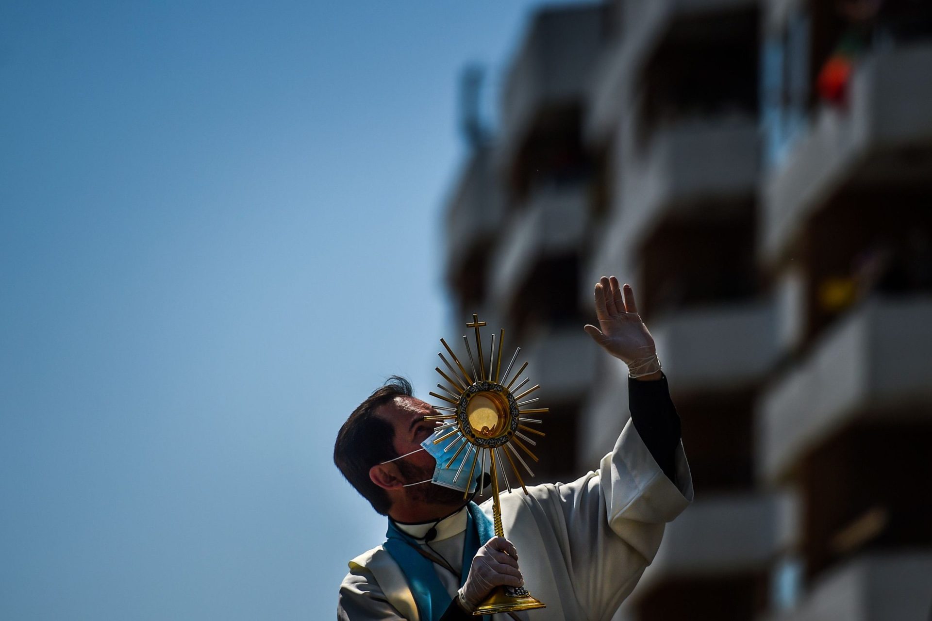 Padre de Oeiras celebrou a Páscoa nas ruas e foi notícia lá fora | FOTOGALERIA