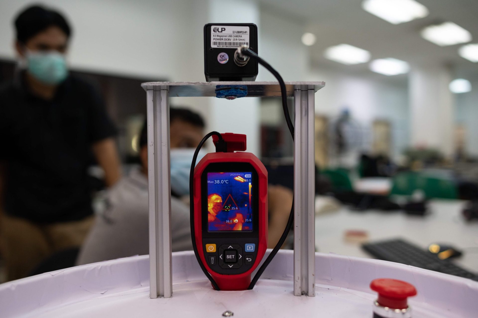 Cientistas na Malásia criam robot para ajudar profissionais de saúde a não ser infetados por pacientes com covid-19