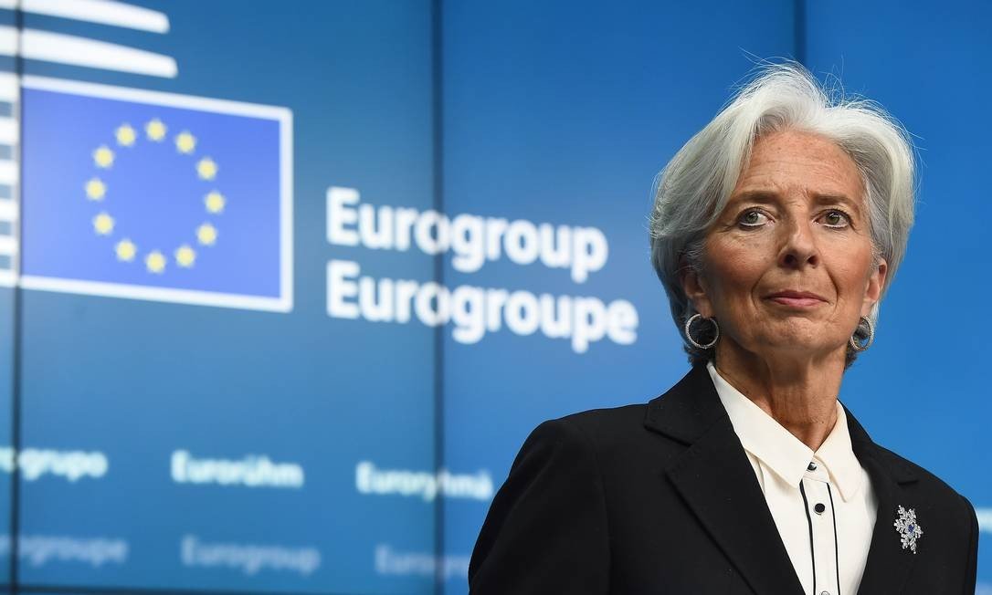 Lagarde avisa líderes da UE que economia da zona euro pode recuar 15%