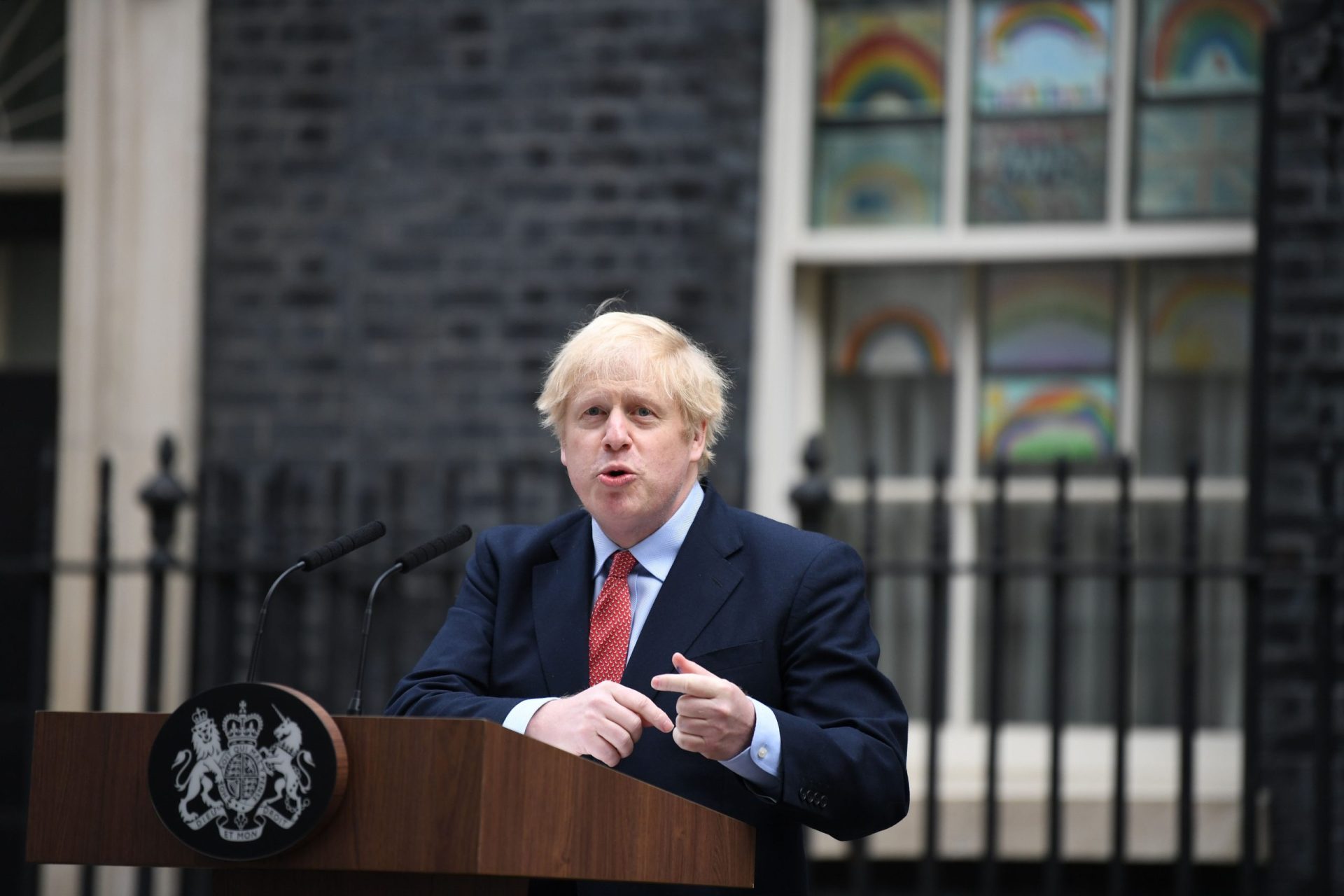 Boris Johnson admite que é demasiado cedo para levantar restrições e pede “paciência”