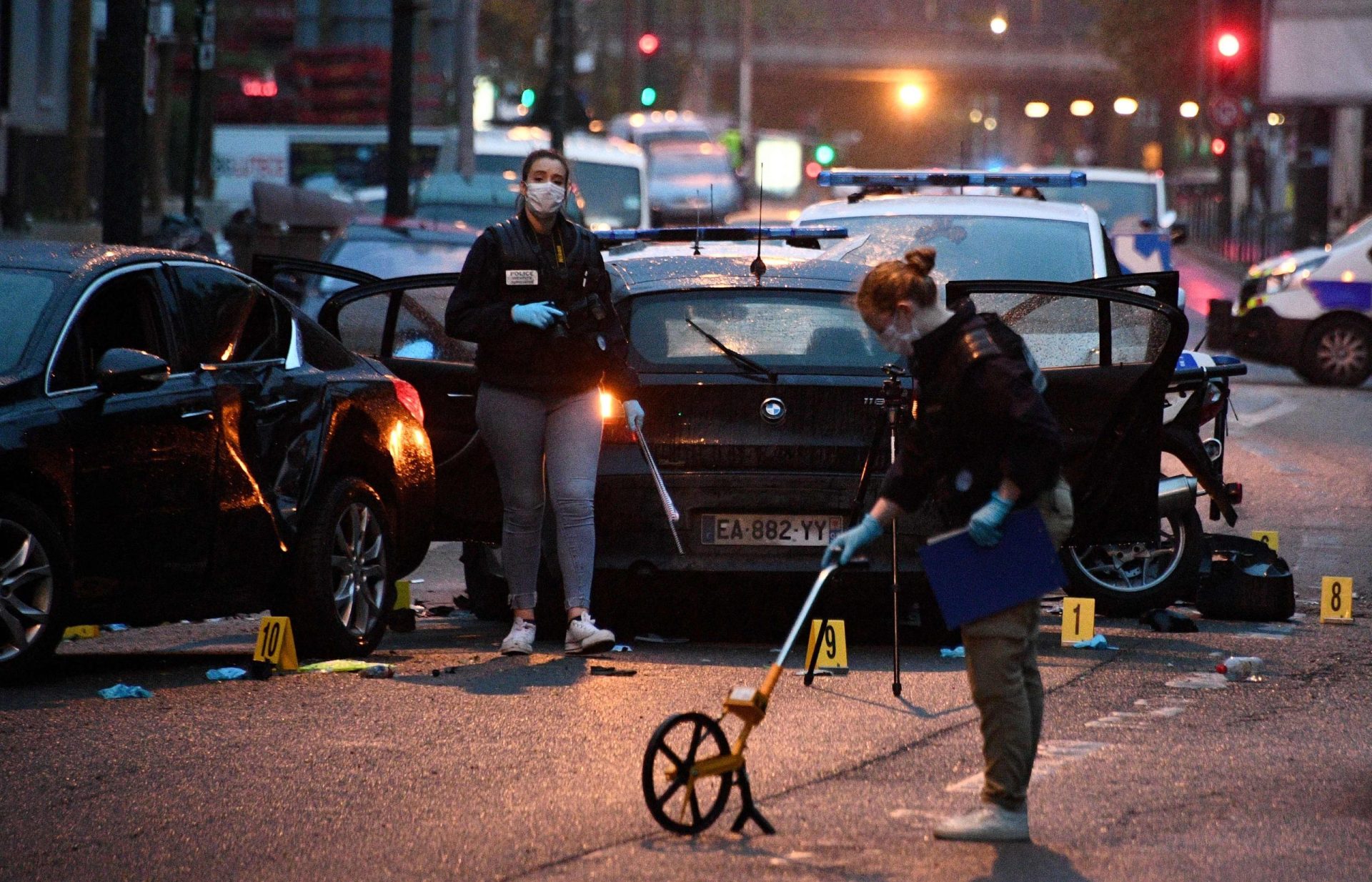 Atropelamento de três polícias nos arredores de Paris está a ser investigado como ataque terrorista