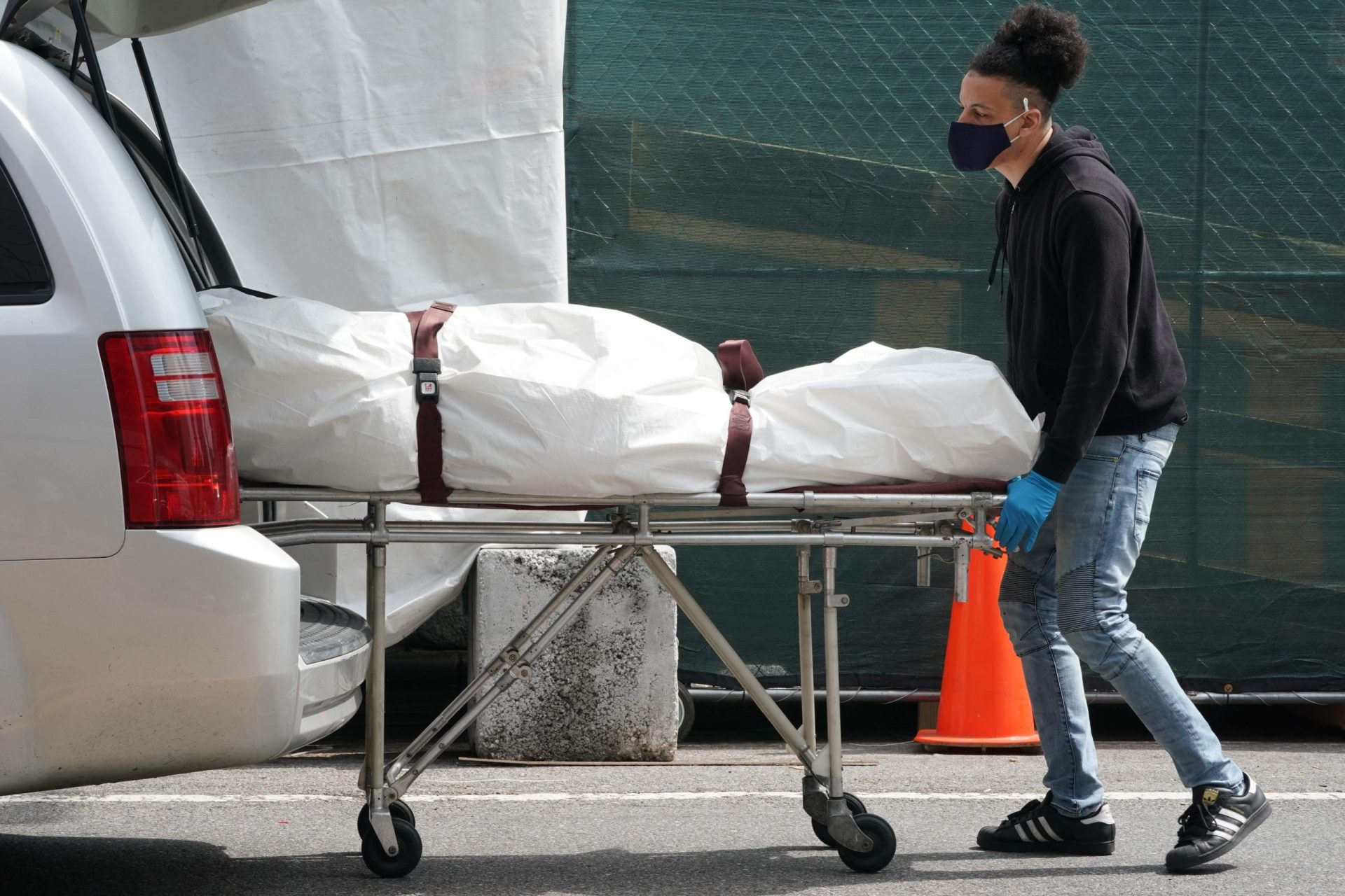 Dezenas de corpos encontrados em carrinhas não refrigeradas em Nova Iorque