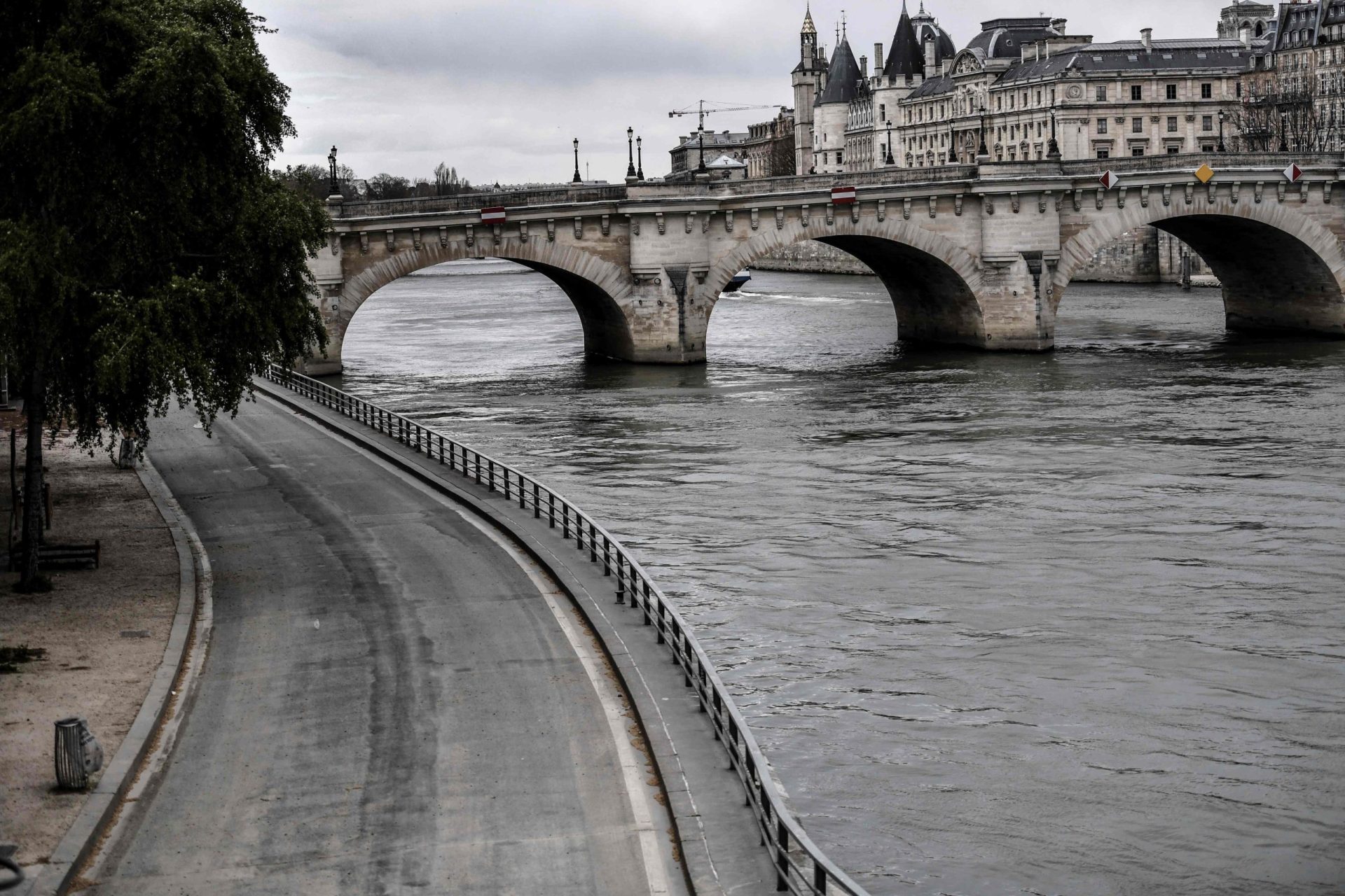 França. Número de óbitos por covid-19 perto dos 9 mil