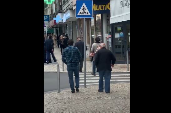 Imagens mostram avenida de Moscavide cheia de gente em pleno estado de emergência