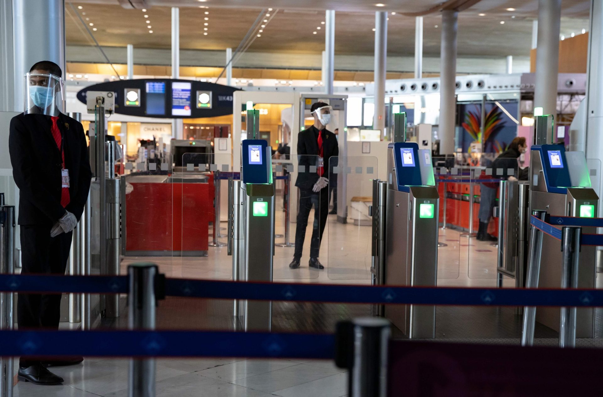 Mãe e bebé portugueses libertados de aeroporto em França