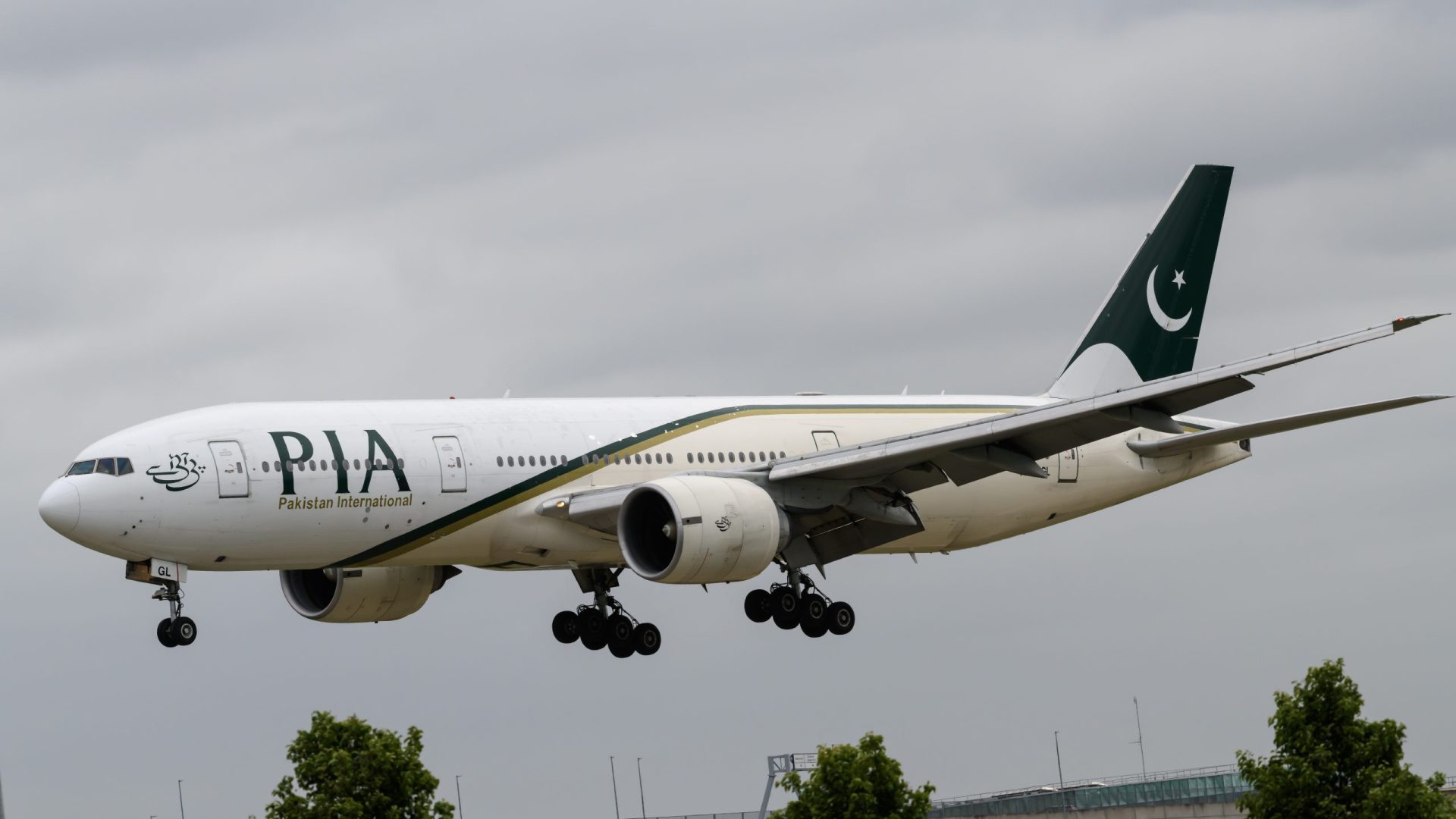 Avião despenha-se no Paquistão com 107 passageiros a bordo