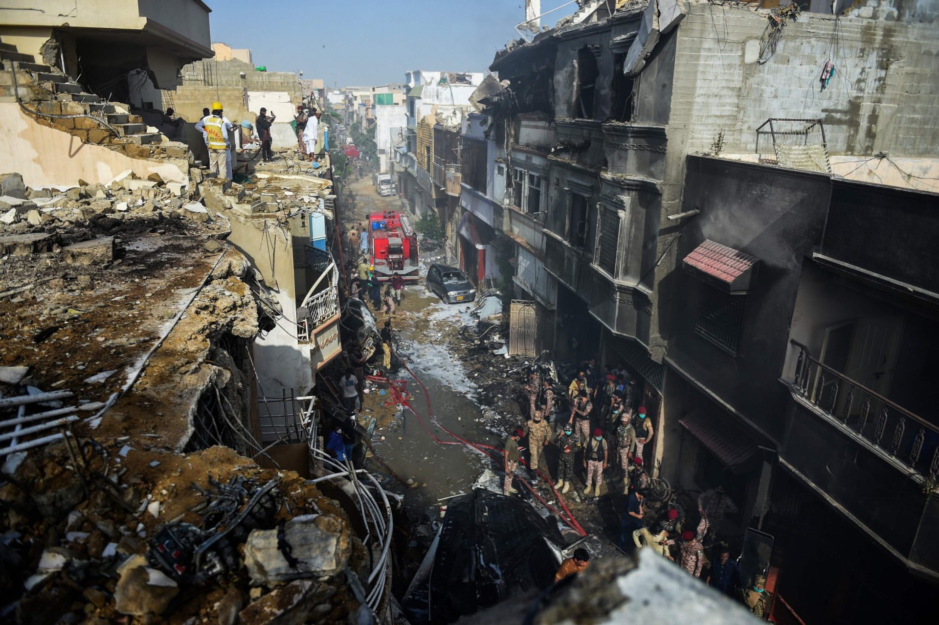 Pelo menos duas pessoas podem ter sobrevivido ao despiste de avião no Paquistão