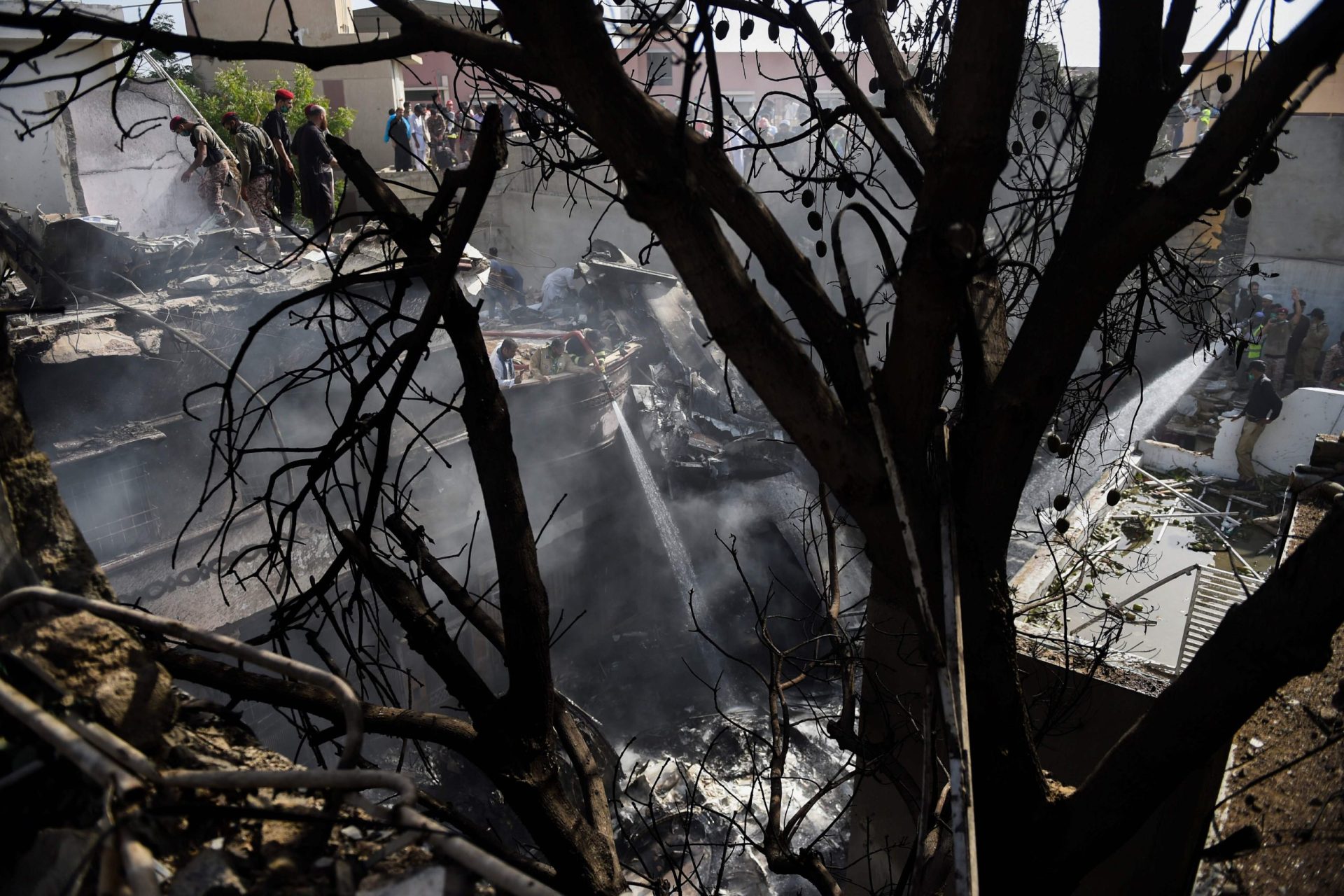 Cenário de destruição após queda de avião no Paquistão captado em vídeo